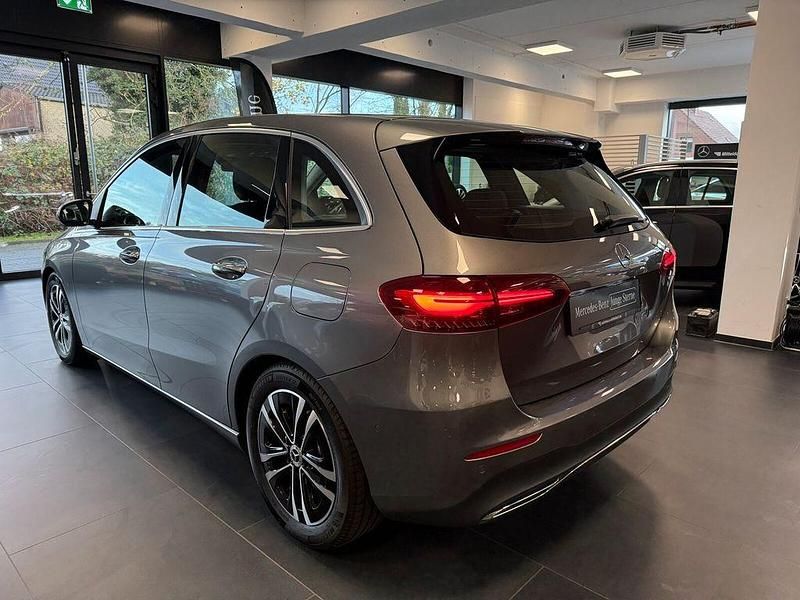 Gebraucht Mercedes B200 Advanced Plus 164 PS (120 kW) 2024 Grau Van / Kleinbus
