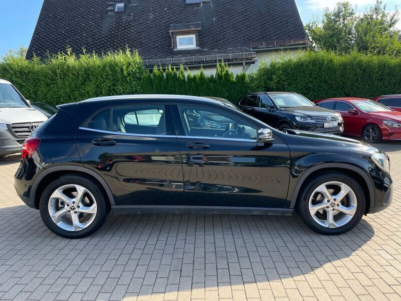 Gebraucht Mercedes GLA180 122 PS (89 kW) 2017 Schwarz (kosmosschwarz  metalliclack) SUV