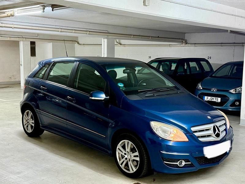 Blau Gebraucht 2010 Mercedes B200 Van / Kleinbus | 5.400 € (Teuer) - Bild 1/4