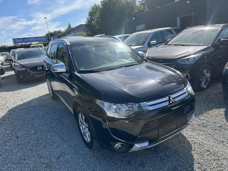Schwarz Gebraucht 2015 Mitsubishi Outlander Diamant Edition SUV | 7.799 € (Guter Preis) - Bild 1/4