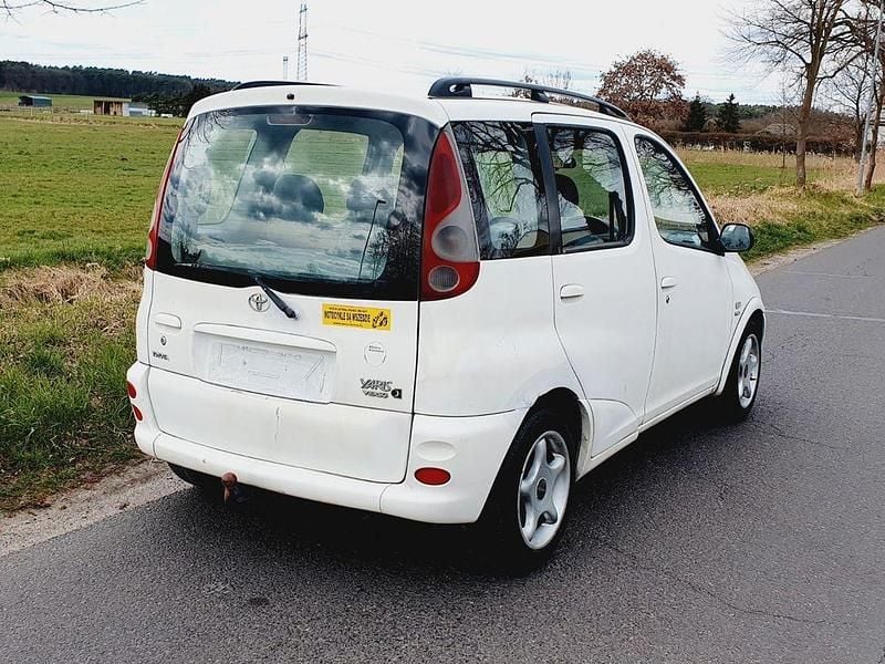 Weiß Gebraucht 2001 Toyota Yaris Verso Van / Kleinbus | 1.800 € (Fairer Preis) - Bild 1/4