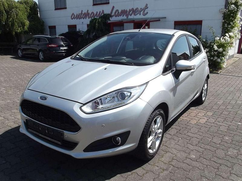 Silber Gebraucht 2016 Ford Fiesta Celebration Kleinwagen | 5.999 € (Fairer Preis) - Bild 1/4