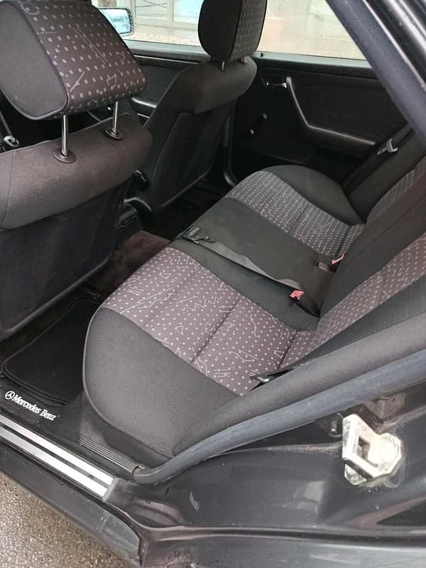 Gebraucht Mercedes C180 122 PS (89 kW) 1993 Grau Limousine