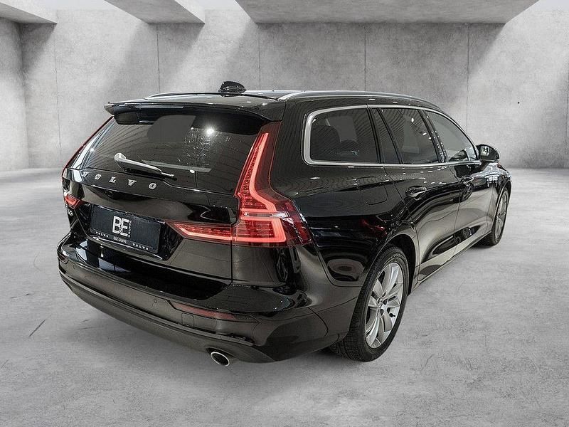 Gebraucht Volvo V60 Momentum 197 PS (144 kW) 2021 Schwarz Kombi