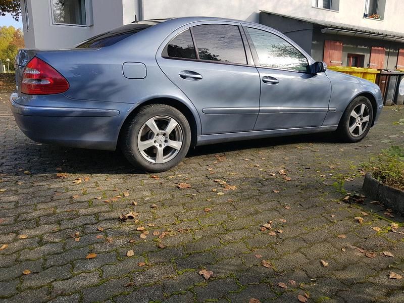 Gebraucht Mercedes E220 150 PS (110 kW) 2004 Blau Limousine