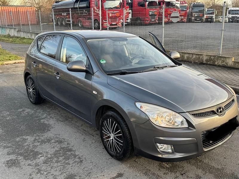 Grau Gebraucht 2008 Hyundai i30 Kleinwagen | 3.000 € (Fairer Preis) - Bild 1/4