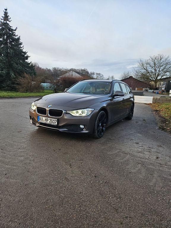 Braun Gebraucht 2014 BMW 320 Comfort Edition Kombi | 15.400 € (Etwas zu teuer) - Bild 1/4