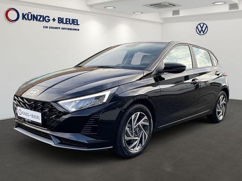 Phantom black / met Gebraucht 2025 Hyundai i20 Trend Limousine | 22.880 € (Etwas zu teuer) - Bild 1/4