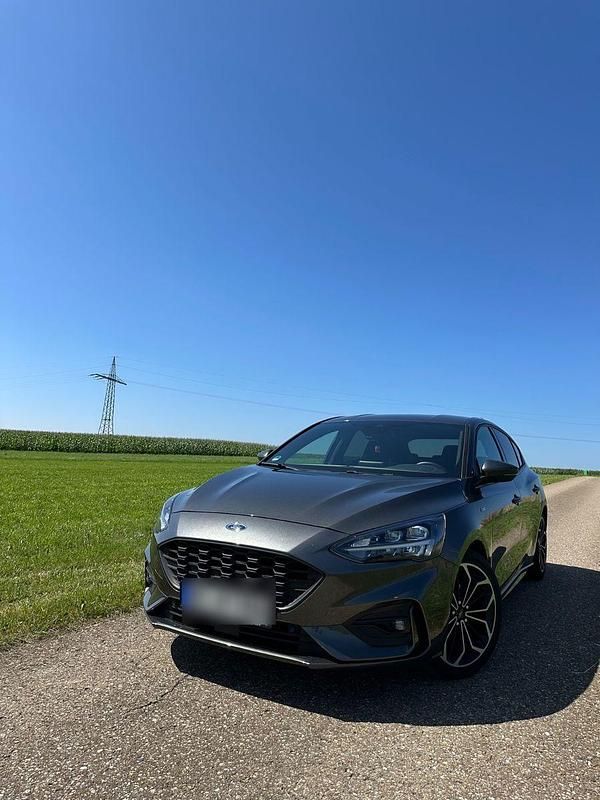 Grau Gebraucht 2019 Ford Focus ST-Line Limousine | 19.000 € (Teuer) - Bild 1/4