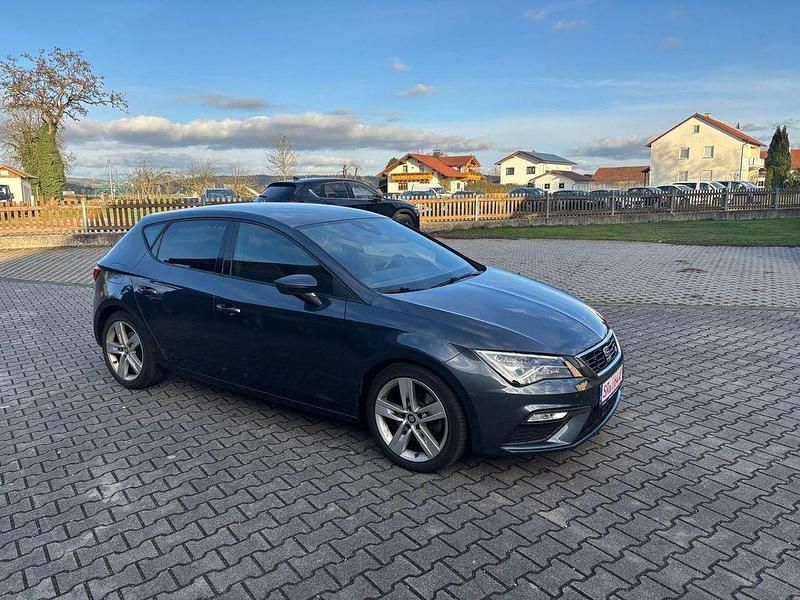 Magnetic tech grey Gebraucht 2019 Seat Leon FR Limousine | 17.400 € (Fairer Preis) - Bild 1/4