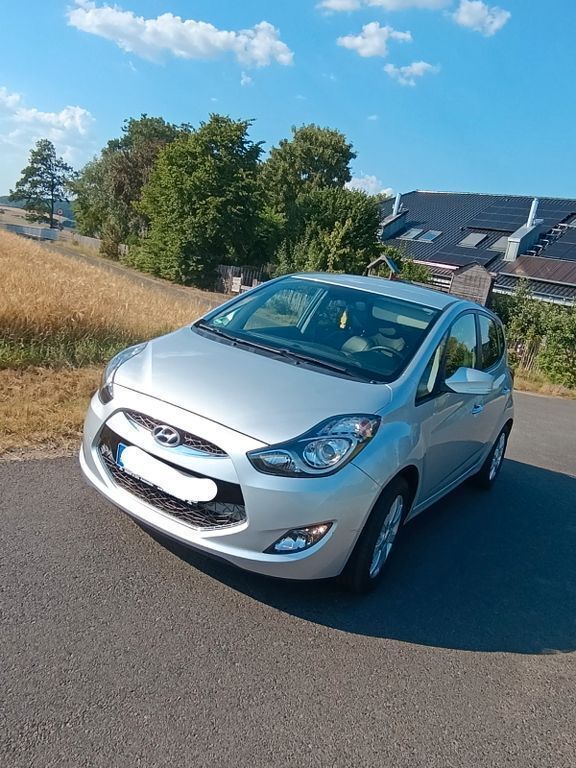Silber Gebraucht 2011 Hyundai ix20 Comfort Van / Kleinbus | 7.300 € (Superpreis) - Bild 1/4