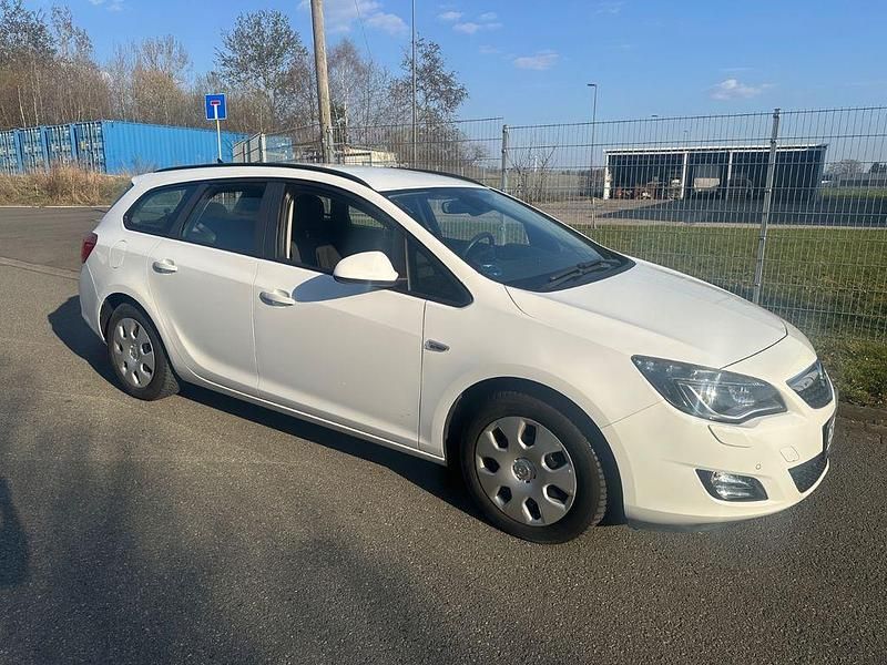 Gebraucht Opel Astra Edition 110 PS (80 kW) 2012 Weiß Kombi