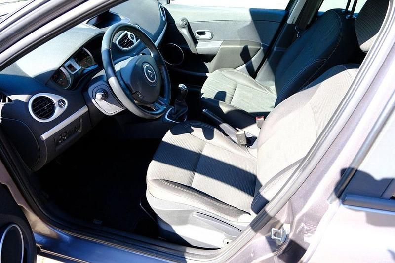 Gebraucht Renault Clio II Collection 103 PS (75 kW) 2011 Grau Kombi