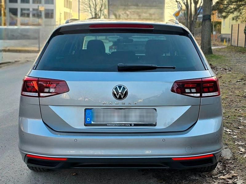 Gebraucht VW Passat 122 PS (89 kW) 2023 Silber Kombi
