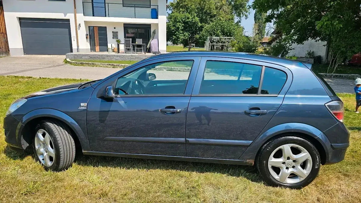 Gebraucht Opel Astra 115 PS (84 kW) 2008 Blau Kleinwagen