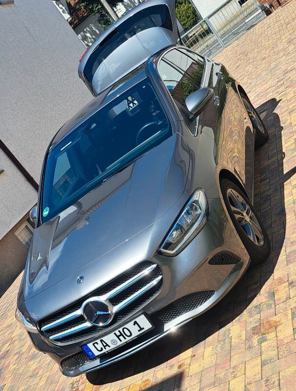Grau Gebraucht 2020 Mercedes B180 Van / Kleinbus | 22.400 € (Guter Preis) - Bild 1/4