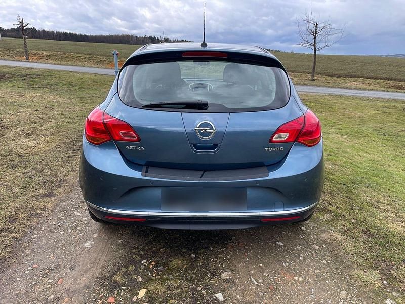 Usata Opel Astra Active 140 CV (102 kW) 2013 Blu Berlina