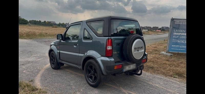 Grau Gebraucht 2007 Suzuki Jimny SUV | 7.900 € (Fairer Preis) - Bild 1/4