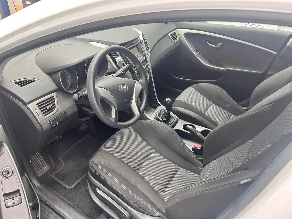 Gebraucht Hyundai i30 101 PS (74 kW) 2016 Weiß Limousine