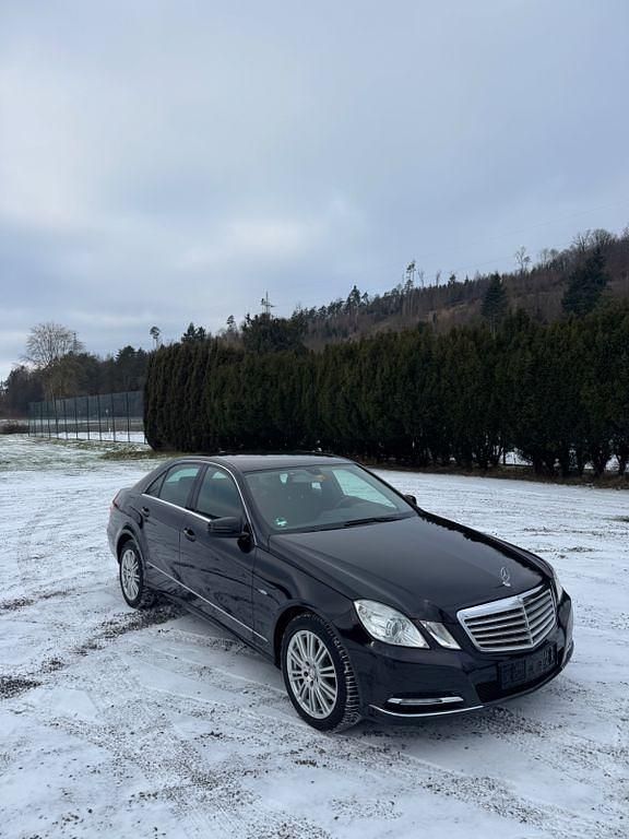 Gebraucht Mercedes E250 Elegance 204 PS (150 kW) 2012 Schwarz Limousine