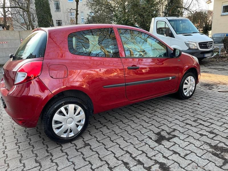 Gebraucht Renault Clio II 75 PS (55 kW) 2011 Rot Kleinwagen