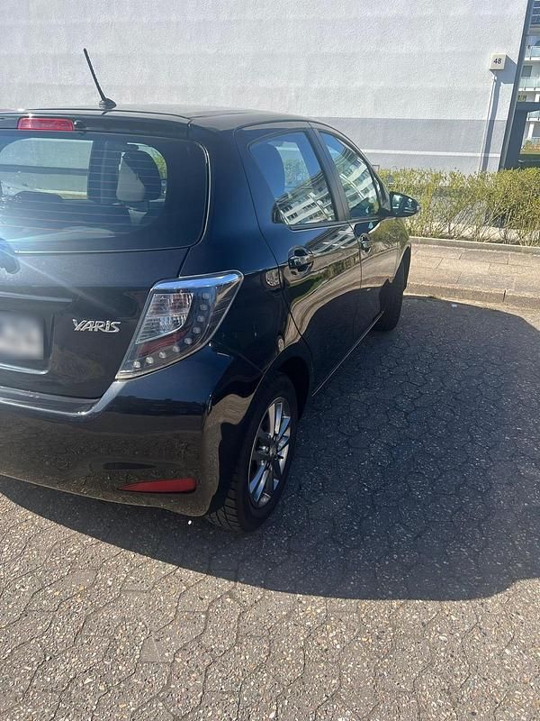 Gebraucht Toyota Yaris 69 PS (50 kW) 2014 Schwarz Kleinwagen