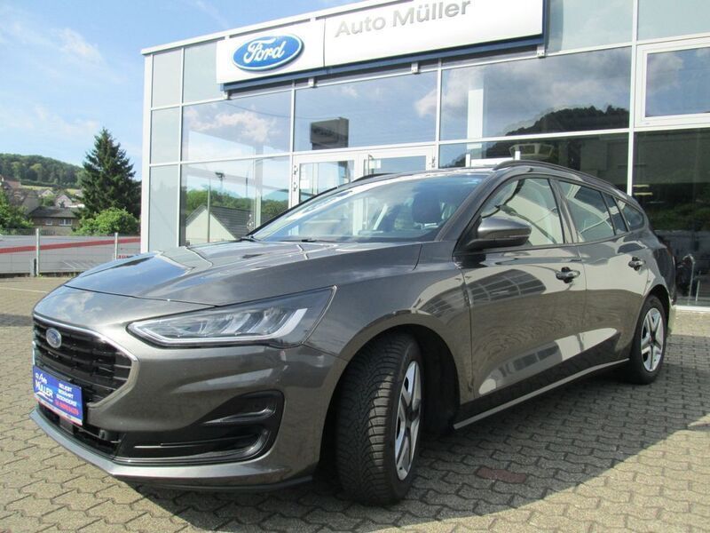 Grau Gebraucht 2022 Ford Focus Cool & Connect Limousine | 18.400 € (Fairer Preis) - Bild 1/4