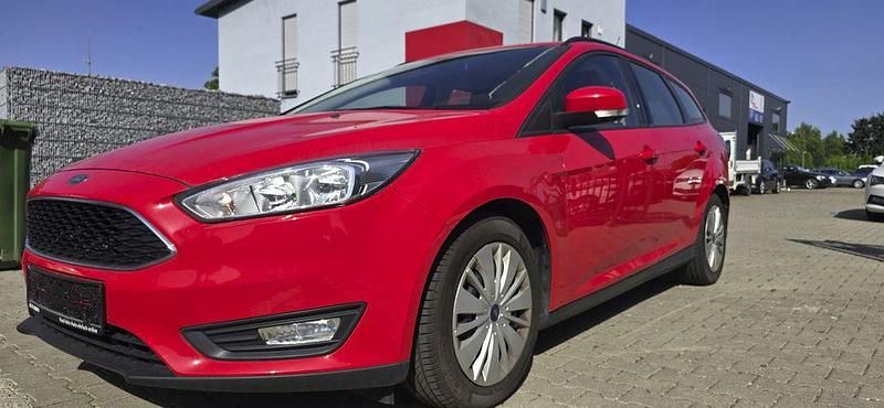Rot Gebraucht 2015 Ford Focus Business Edition Limousine | 4.690 € (Superpreis) - Bild 1/4