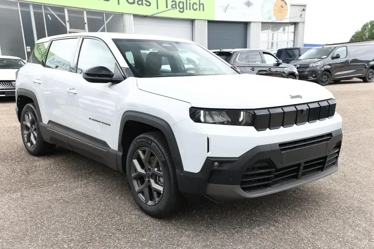Neu Jeep Compass Altitude 145 PS (106 kW) 2026 Antarctica white metallic SUV