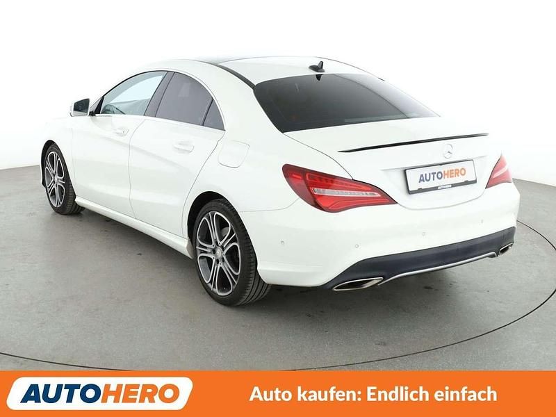 Gebraucht Mercedes CLA200 Urban 156 PS (114 kW) 2018 Polarweiss Limousine