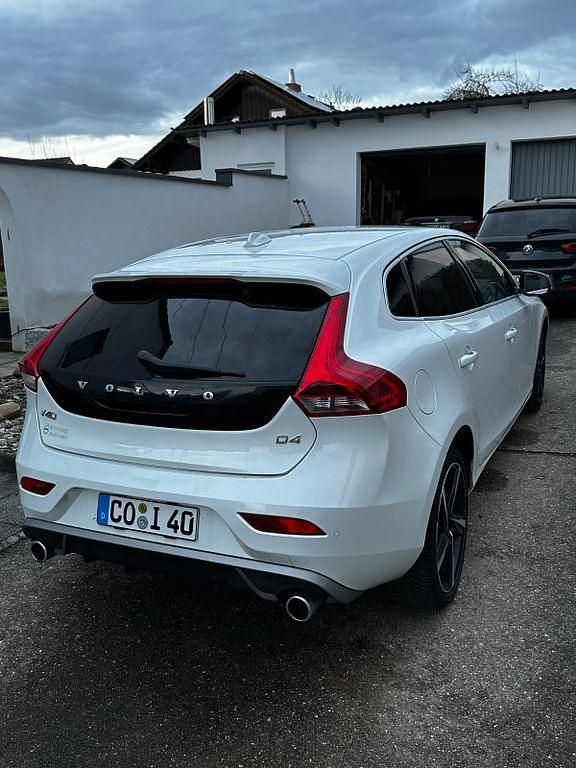 Gebraucht Volvo V40 R-Design 190 PS (139 kW) 2015 Weiß Limousine