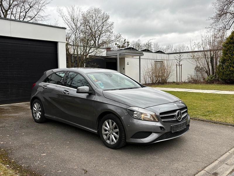 Gebraucht Mercedes A200 136 PS (100 kW) 2013 Grau Limousine