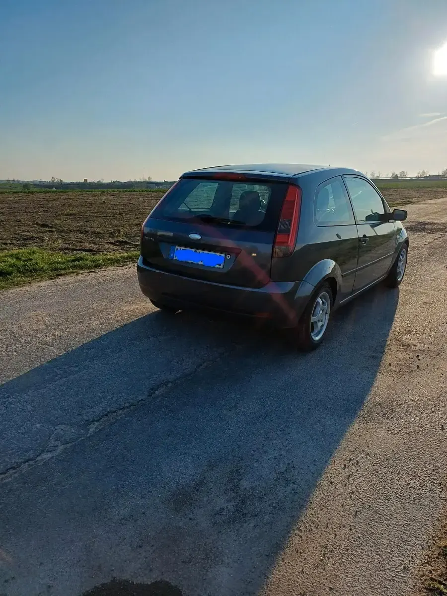 Second-hand Ford Fiesta 80 CP (58 kW) 2004 Gri Hatchback