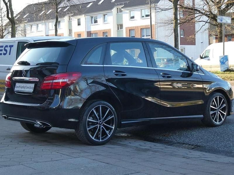 Gebraucht Mercedes B200 Sport 156 PS (114 kW) 2015 Kosmosschwarz Van / Kleinbus