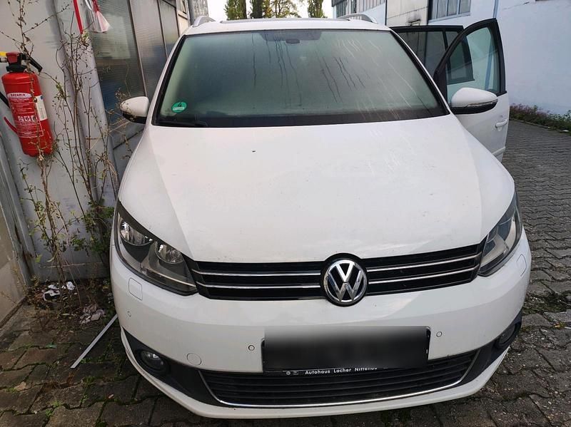 Weiß Gebraucht 2013 VW Touran Highline Van / Kleinbus | 9.200 € (Etwas zu teuer) - Bild 1/4