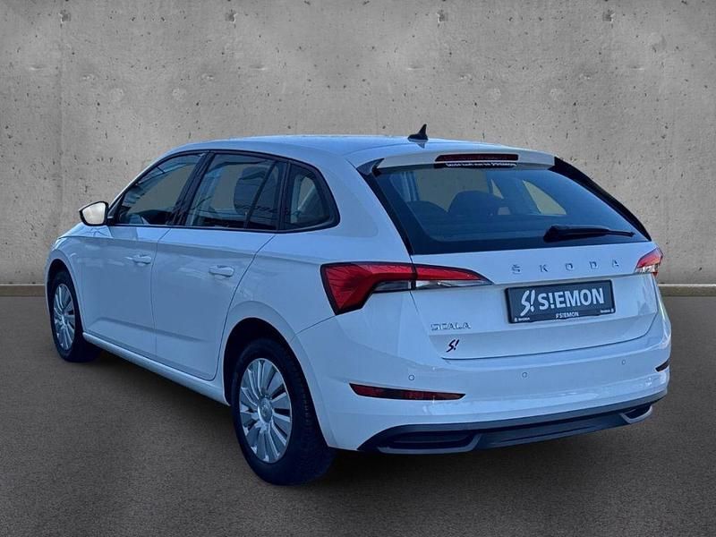 Gebraucht Skoda Scala Cool Plus 95 PS (69 kW) 2022 Weiss Kleinwagen