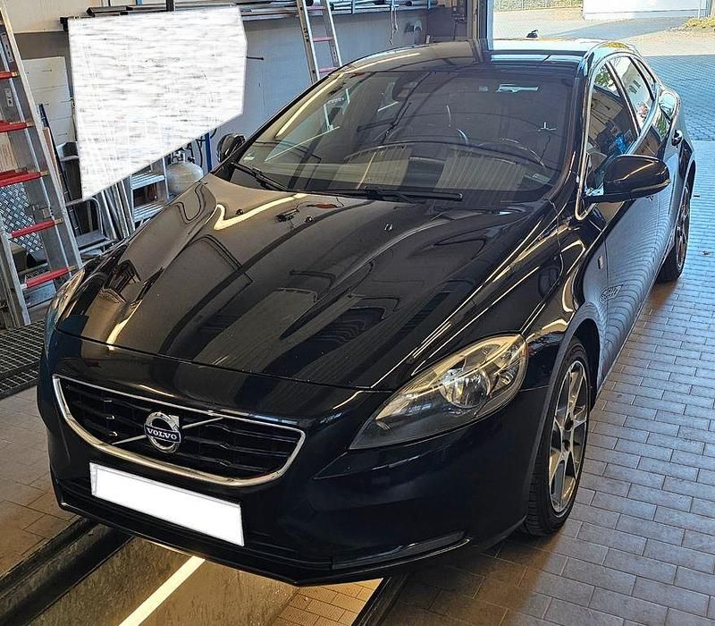 Schwarz Gebraucht 2016 Volvo V40 Ocean Race Limousine | 7.490 € (Teuer) - Bild 1/4