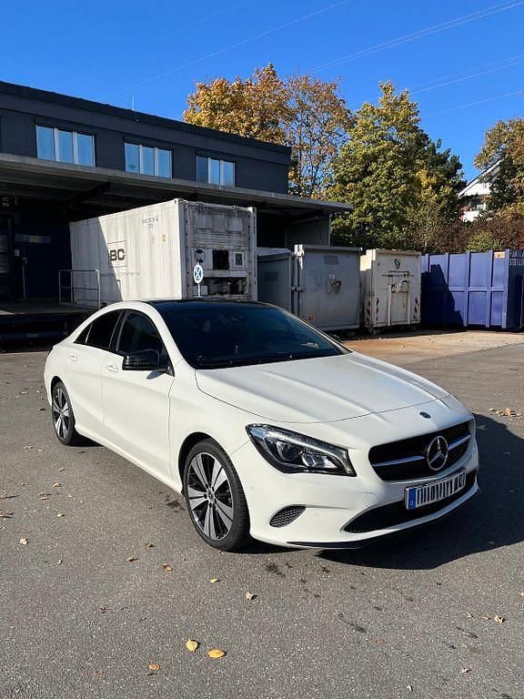 Weiß Gebraucht 2017 Mercedes CLA180 Night Limousine | 21.900 € (Etwas zu teuer) - Bild 1/4