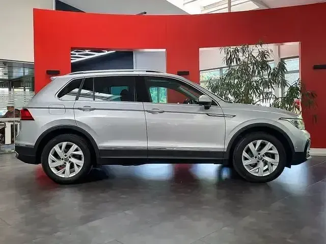 Gebraucht VW Tiguan Elegance 150 PS (110 kW) 2023 Reflexsilber (metallic) SUV