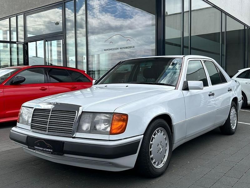 Weiß Gebraucht 1992 Mercedes E320 Limousine | 11.890 € - Bild 1/4