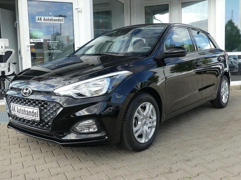 Schwarz Gebraucht 2018 Hyundai i20 Active Limousine | 9.890 € (Guter Preis) - Bild 1/4
