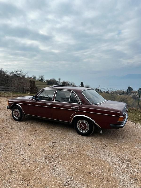 Gebraucht Mercedes 240 72 PS (52 kW) 1983 Rot Limousine