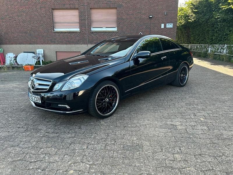 Gebraucht Mercedes E250 204 PS (150 kW) 2009 Schwarz Coupé