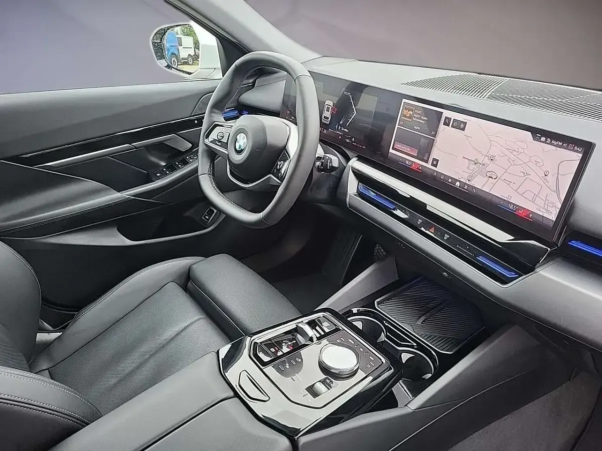 Gebraucht BMW 520 197 PS (144 kW) 2025 Weiß Limousine