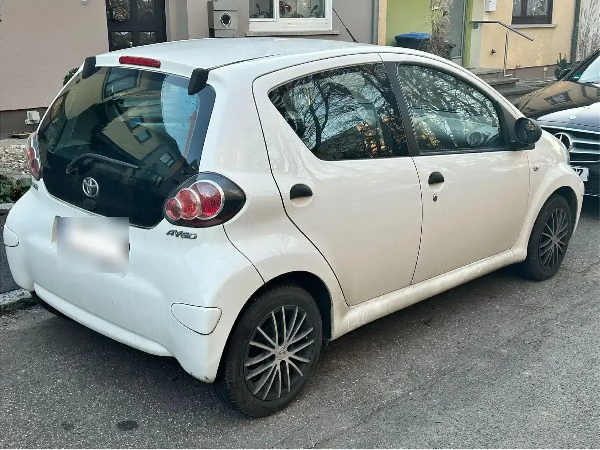 Gebraucht Toyota Aygo Edition 68 PS (50 kW) 2011 Weiß Kleinwagen