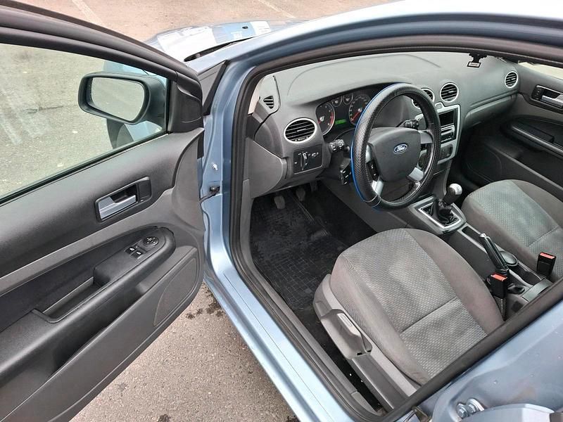 Gebraucht Ford Focus Trend 101 PS (74 kW) 2006 Blau Kombi