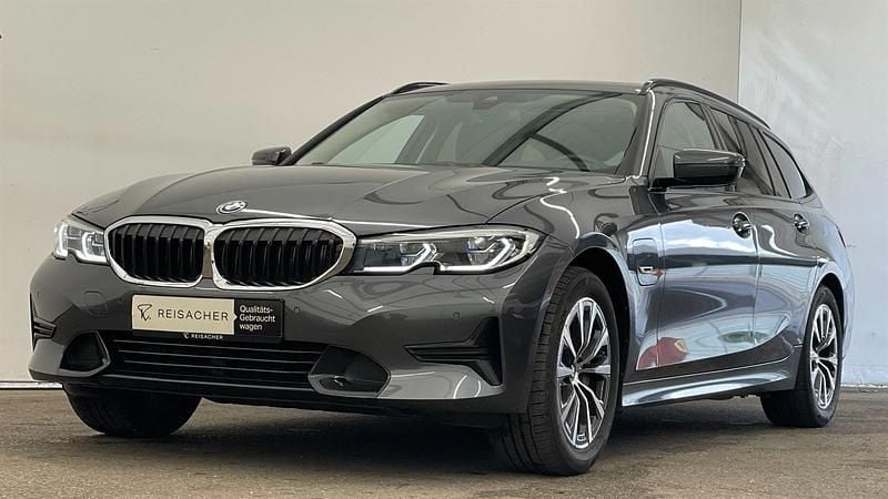 Mineralgrau metallic Gebraucht 2022 BMW 330e Sport Line Kombi | 31.349 € (Guter Preis) - Bild 1/4