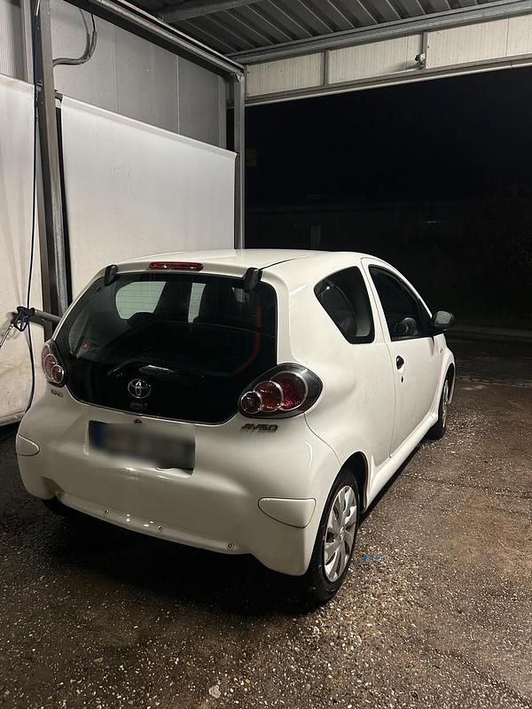 Gebraucht Toyota Aygo 68 PS (50 kW) 2012 Weiß Kleinwagen