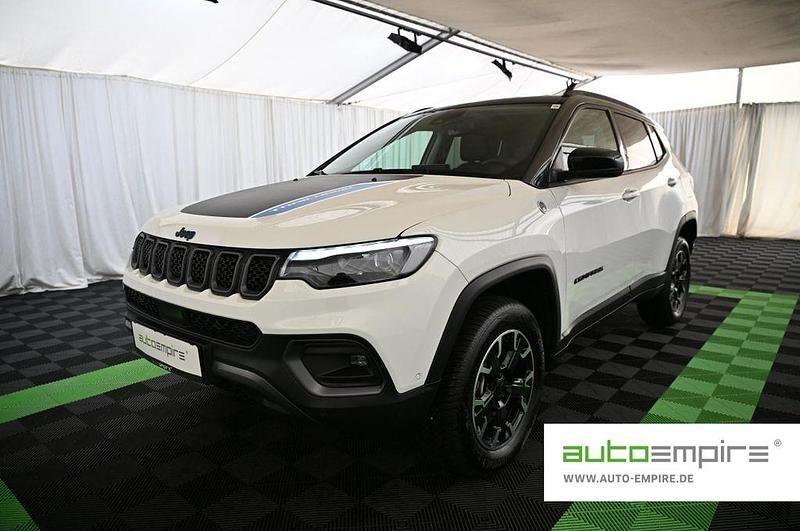 Gebraucht Jeep Compass Trailhawk 241 PS (177 kW) 2024 Alpine white SUV