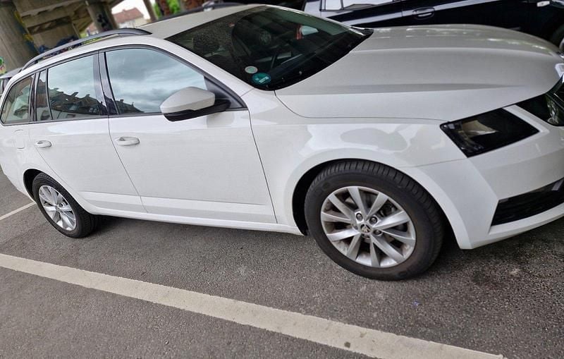 Weiß Gebraucht 2020 Skoda Octavia Tour Kombi | 18.490 € (Guter Preis) - Bild 1/4